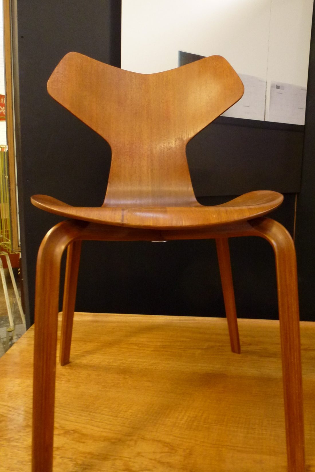 authentique chaise "grand prix"d'Arne Jacobsen, créée en 1957,édition ancienne ,bon état