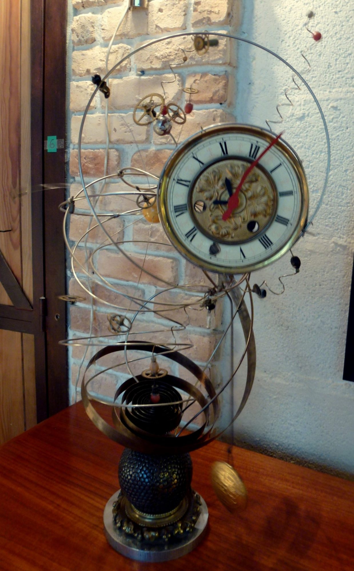 pendule dessinée par Pierre Cornet ,faites d'un assemblage de pièces d'horlogerie,fonctionne avec des piles