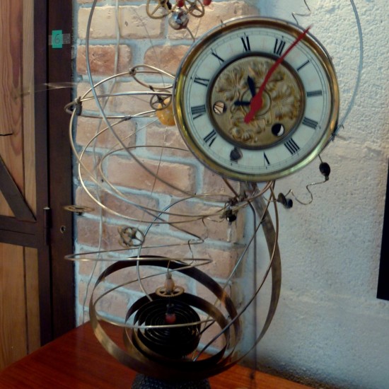 pendule dessinée par Pierre Cornet ,faites d'un assemblage de pièces d'horlogerie,fonctionne avec des piles