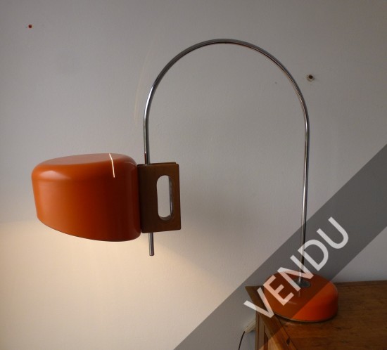 lampe de Joe Colombo, composée d'un fût de métal qui passe à travers une pièce de bois qui en fait toute l'originalité