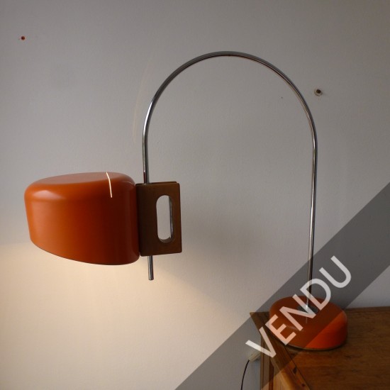 lampe de Joe Colombo, composée d'un fût de métal qui passe à travers une pièce de bois qui en fait toute l'originalité