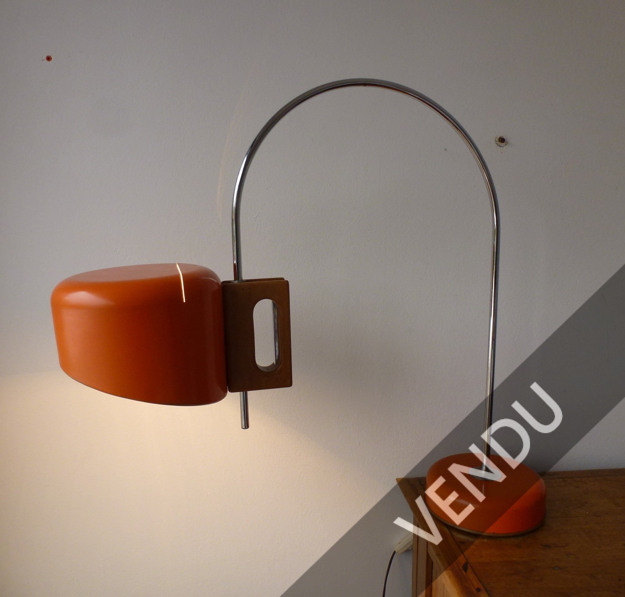 lampe de Joe Colombo, composée d'un fût de métal qui passe à travers une pièce de bois qui en fait toute l'originalité