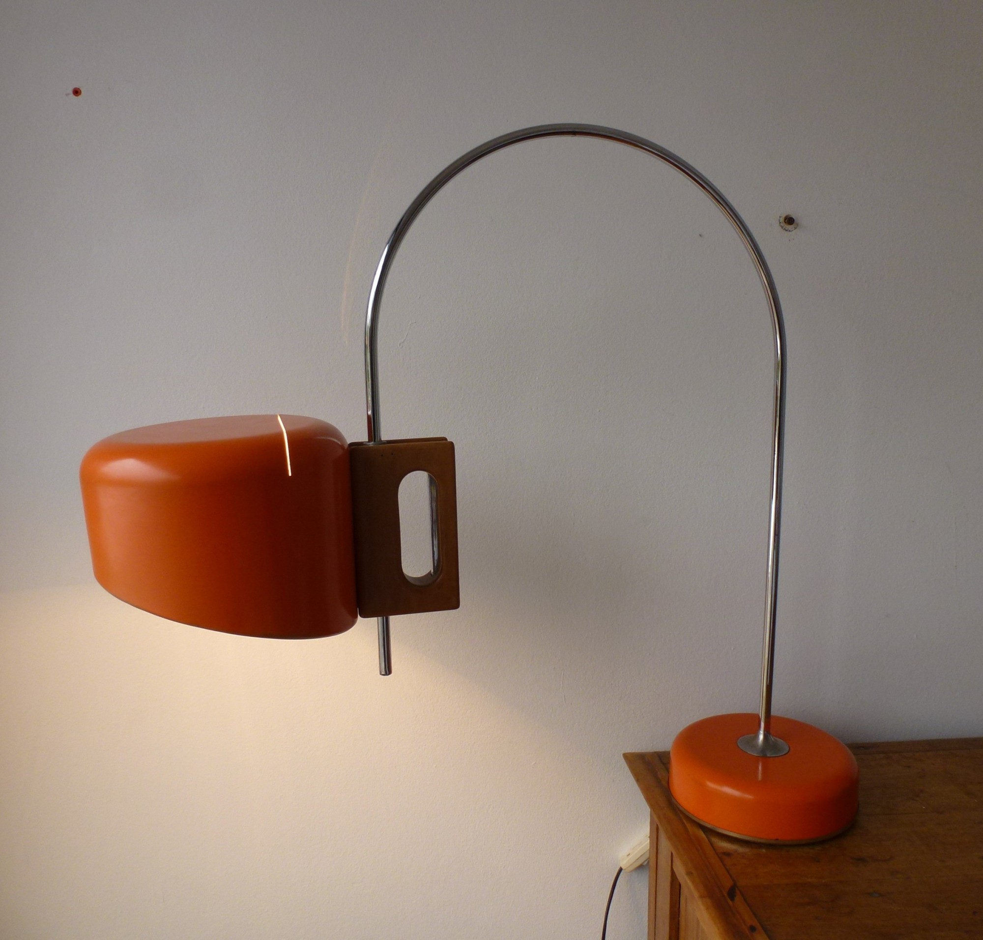 lampe de Joe Colombo, composée d'un fût de métal qui passe à travers une pièce de bois qui en fait toute l'originalité