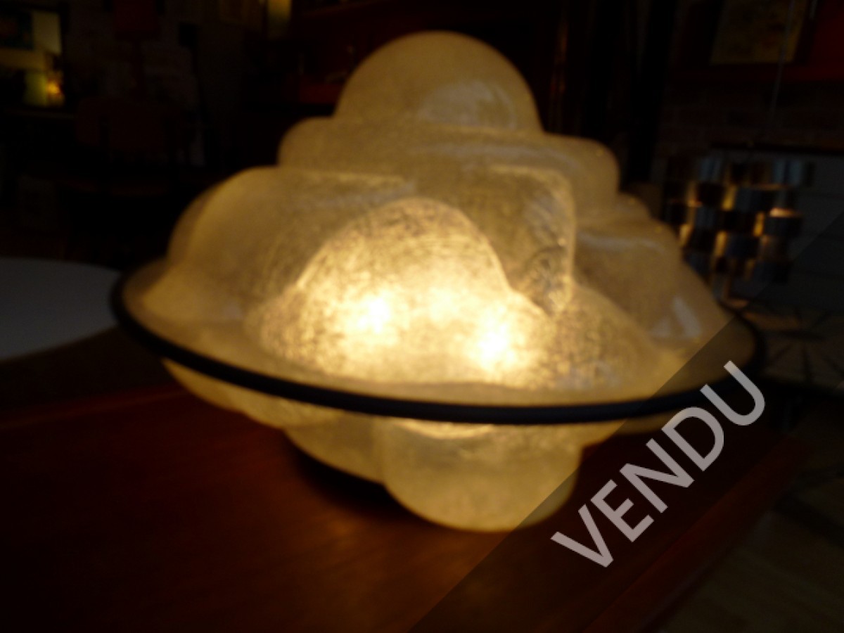 créee en 68 par Sergio Asti, la lampe profiterole,Lumière diffuse à travers sa structure en fibre de verre