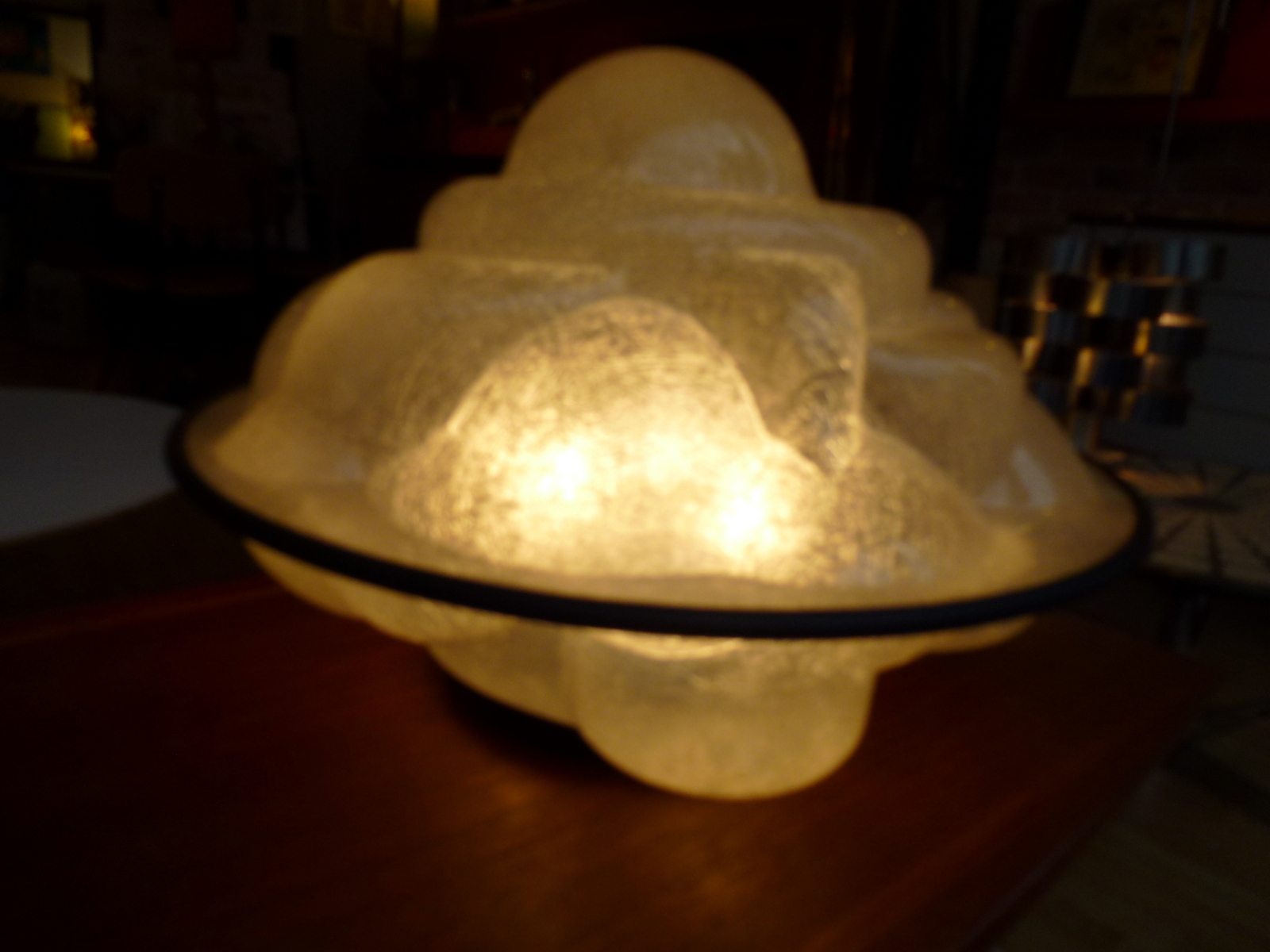 créee en 68 par Sergio Asti, la lampe profiterole,Lumière diffuse à travers sa structure en fibre de verre