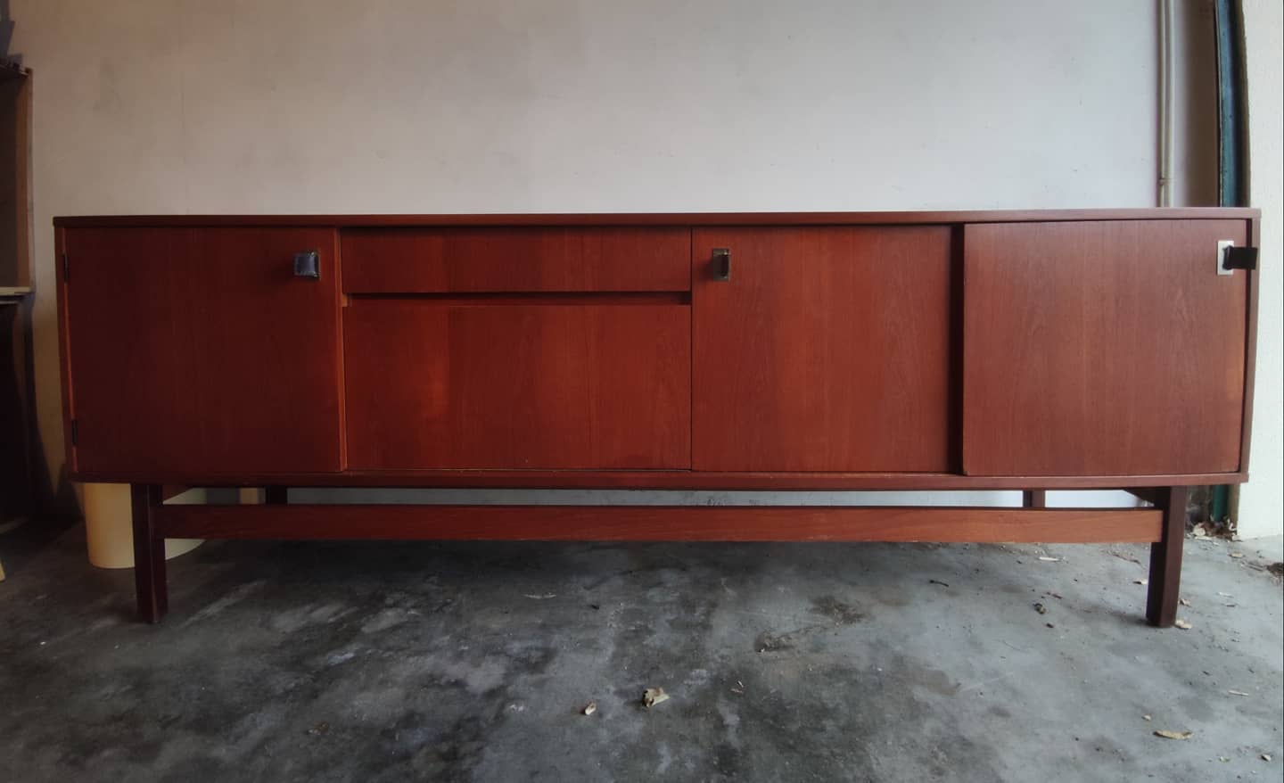 Enfilade bar vintage, design scandinave, années 60, poignées cuir, bois teinté