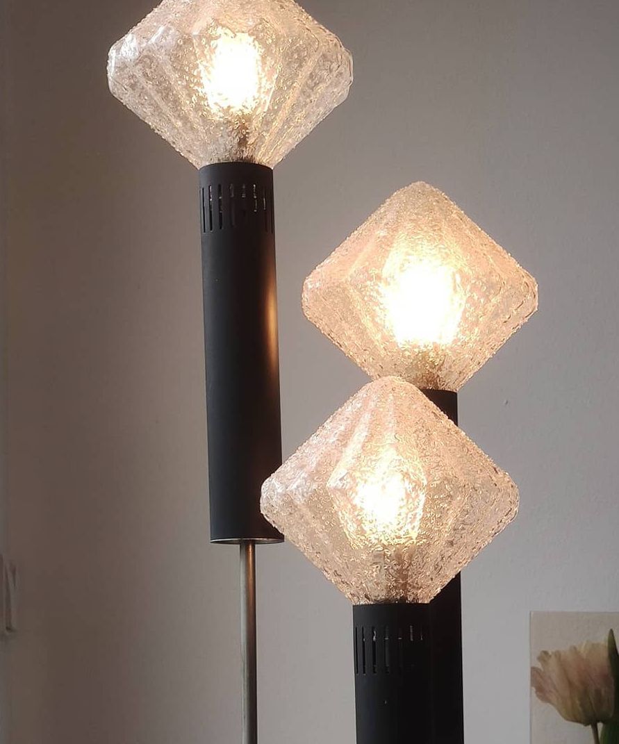 Lampadaire vintage années 60, laiton, métal noirci et verre texturé, design tripode
