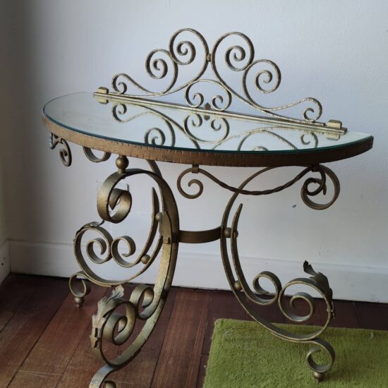 Paire de chevets rococo années 1950, fer forgé doré, plateau miroir, design vintage