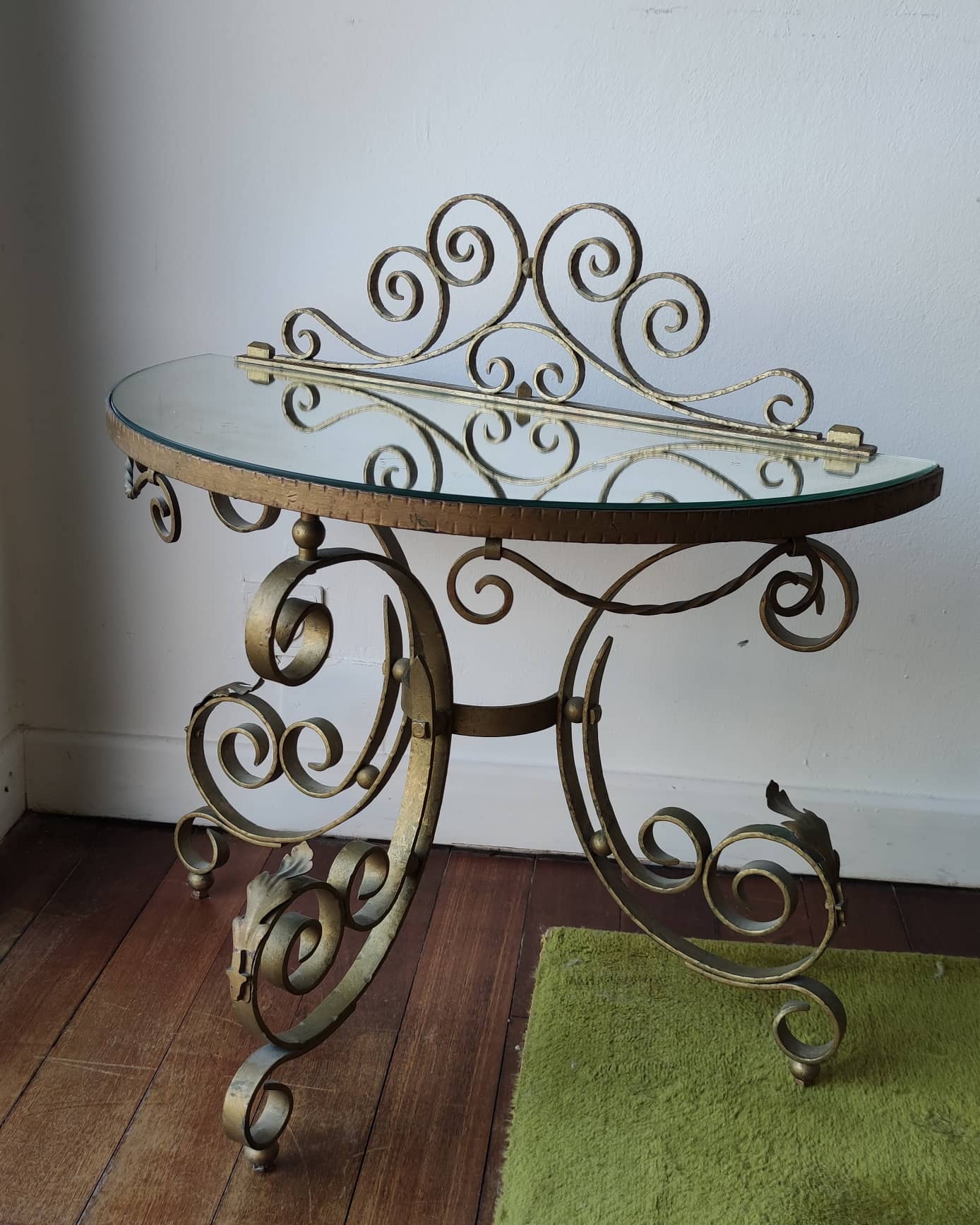 Paire de chevets rococo années 1950, fer forgé doré, plateau miroir, design vintage