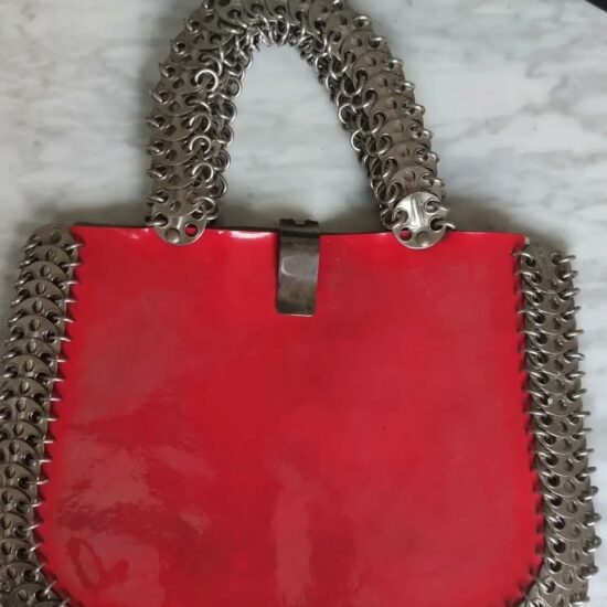 Sac à main Paco Rabanne années 70, design métal et laque rouge, pièce de collection