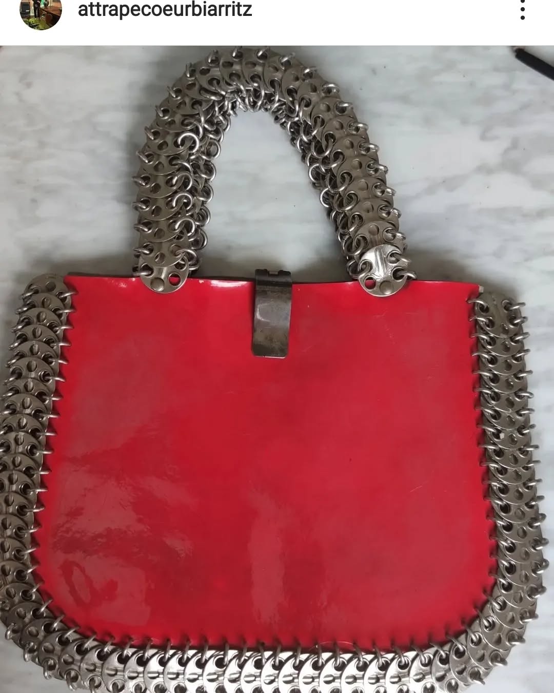 Sac à main Paco Rabanne années 70, design métal et laque rouge, pièce de collection