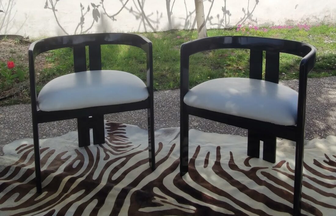 Paire de chaises Pigreco Tobia et Afra Scarpa, design italien 1960, structure noire et cuir blanc