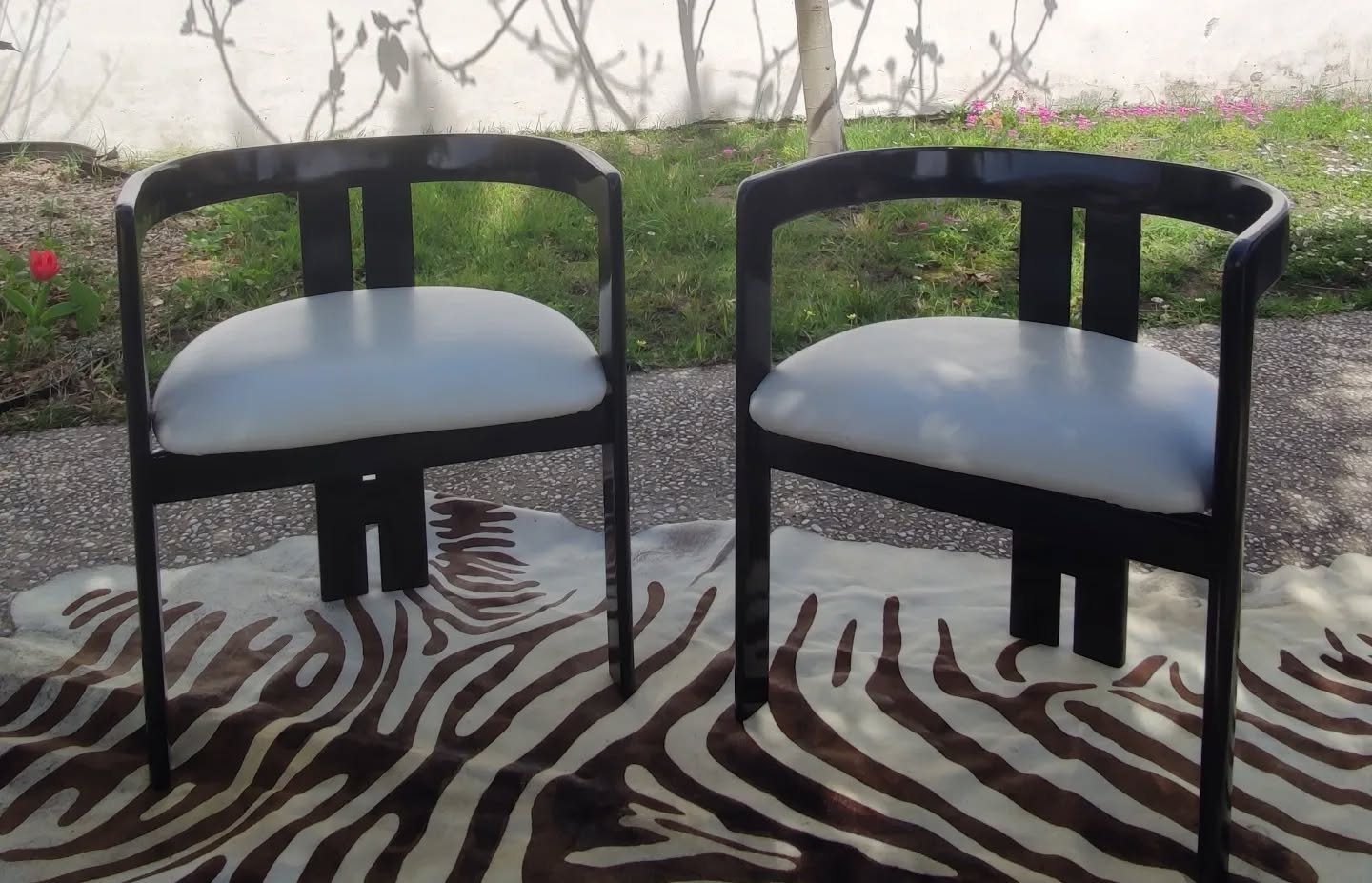 Paire de chaises Pigreco Tobia et Afra Scarpa, design italien 1960, structure noire et cuir blanc
