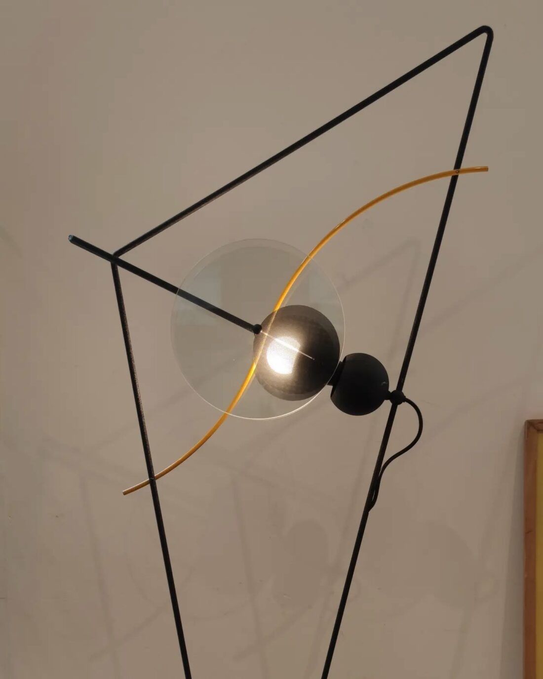 Lampadaire Memphis années 80, design architectural italien, verre, métal et pierre, Relco