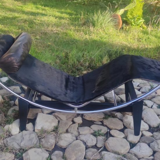 LC4 poulain noir, chaise longue Le Corbusier, Charlotte Perriand, design français, icône du XXe siècle