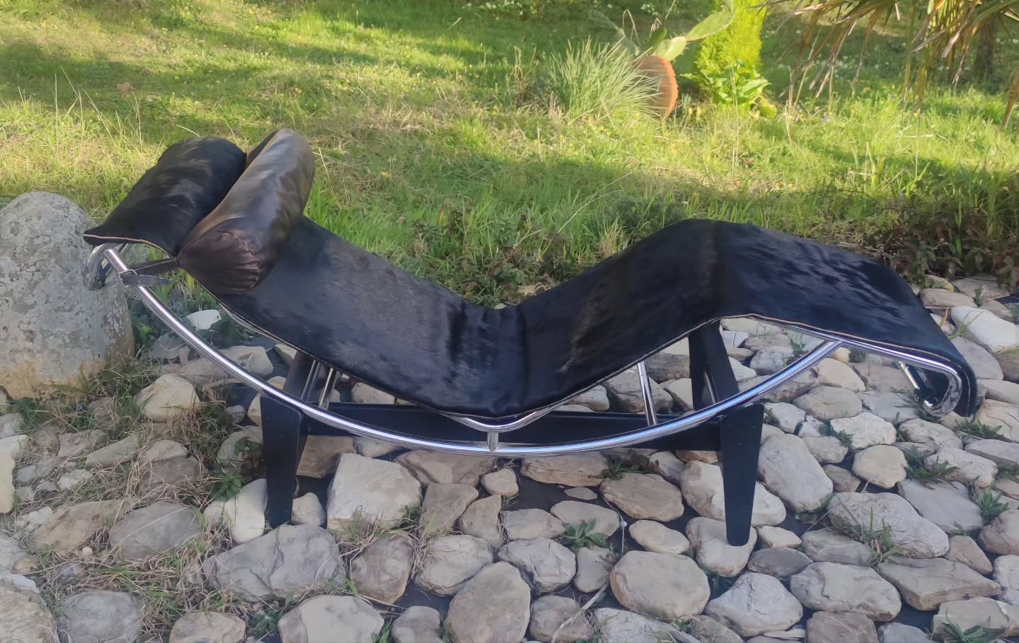 LC4 poulain noir, chaise longue Le Corbusier, Charlotte Perriand, design français, icône du XXe siècle