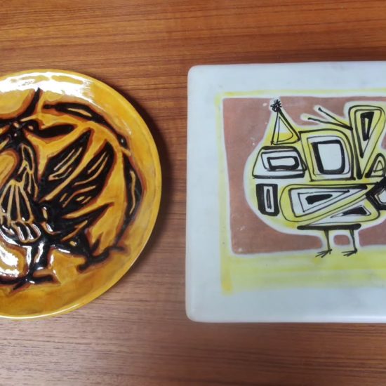 Céramiques des années 50 : assiette de Roger Capron et carreau de Jean Lurçat, oiseaux stylisés