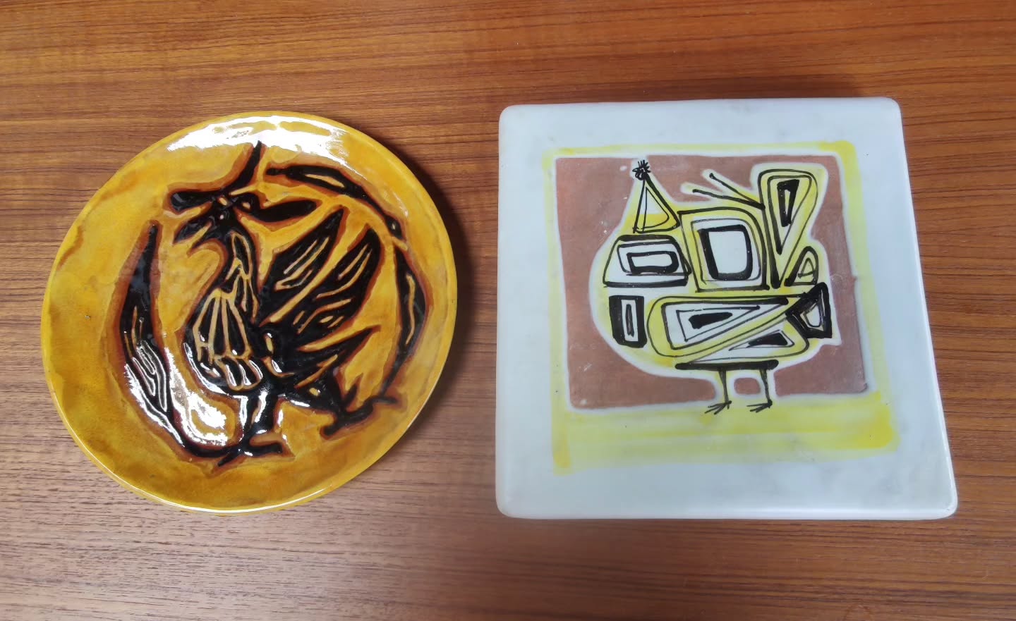 Céramiques des années 50 : assiette de Roger Capron et carreau de Jean Lurçat, oiseaux stylisés