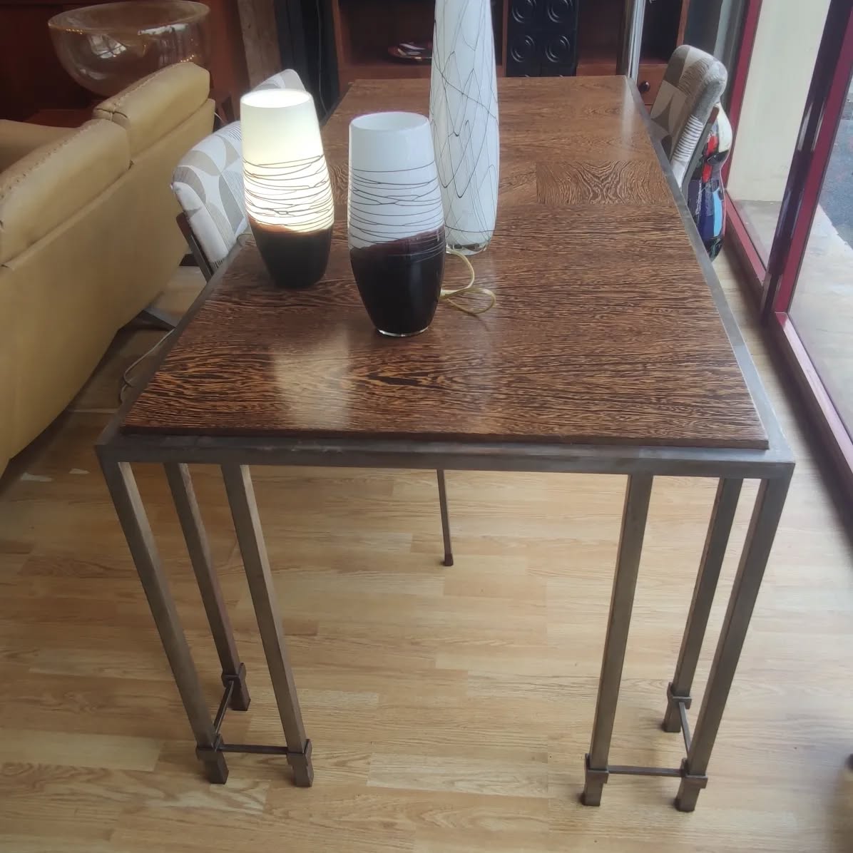 Table vintage au plateau en bois de palmier et piétement en acier, design XXe siècle