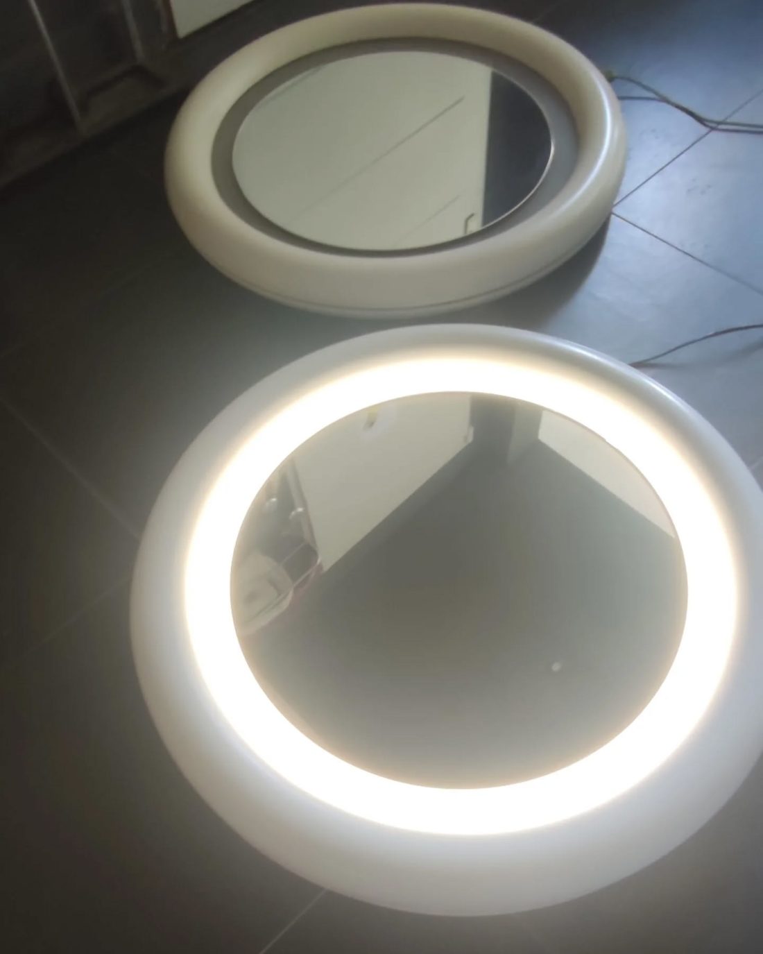 Découvrez cette élégante Paire de miroirs lumineux vintage des années 70 en bois et verre sablé, design italien, diamètre 75 cm