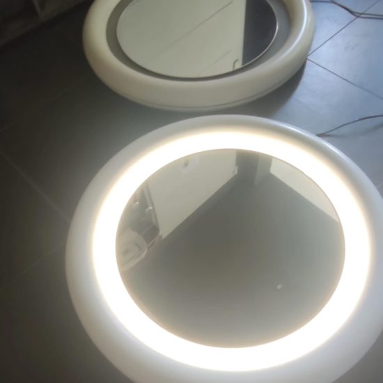 Découvrez cette élégante Paire de miroirs lumineux vintage des années 70 en bois et verre sablé, design italien, diamètre 75 cm