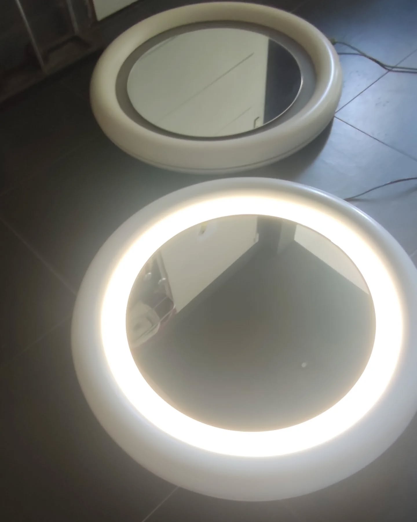 Découvrez cette élégante Paire de miroirs lumineux vintage des années 70 en bois et verre sablé, design italien, diamètre 75 cm