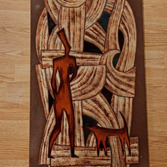 Cette exceptionnelle plaque murale en pierre de lave émaillée, réalisée par Jean Jaffeux dans les années 1950, est une véritable œuvre d'art. Son motif abstrait aux nuances automnales et ses dimensions impressionnantes de 80x40 cm en font une pièce maîtresse pour les amateurs de design vintage et de céramique artistique.
