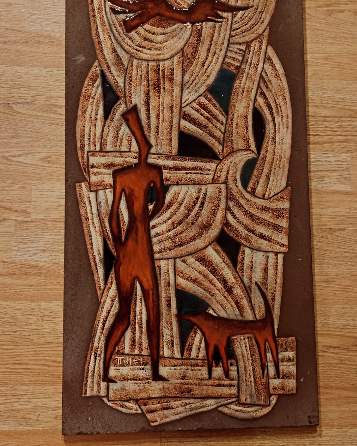 Cette exceptionnelle plaque murale en pierre de lave émaillée, réalisée par Jean Jaffeux dans les années 1950, est une véritable œuvre d'art. Son motif abstrait aux nuances automnales et ses dimensions impressionnantes de 80x40 cm en font une pièce maîtresse pour les amateurs de design vintage et de céramique artistique.
