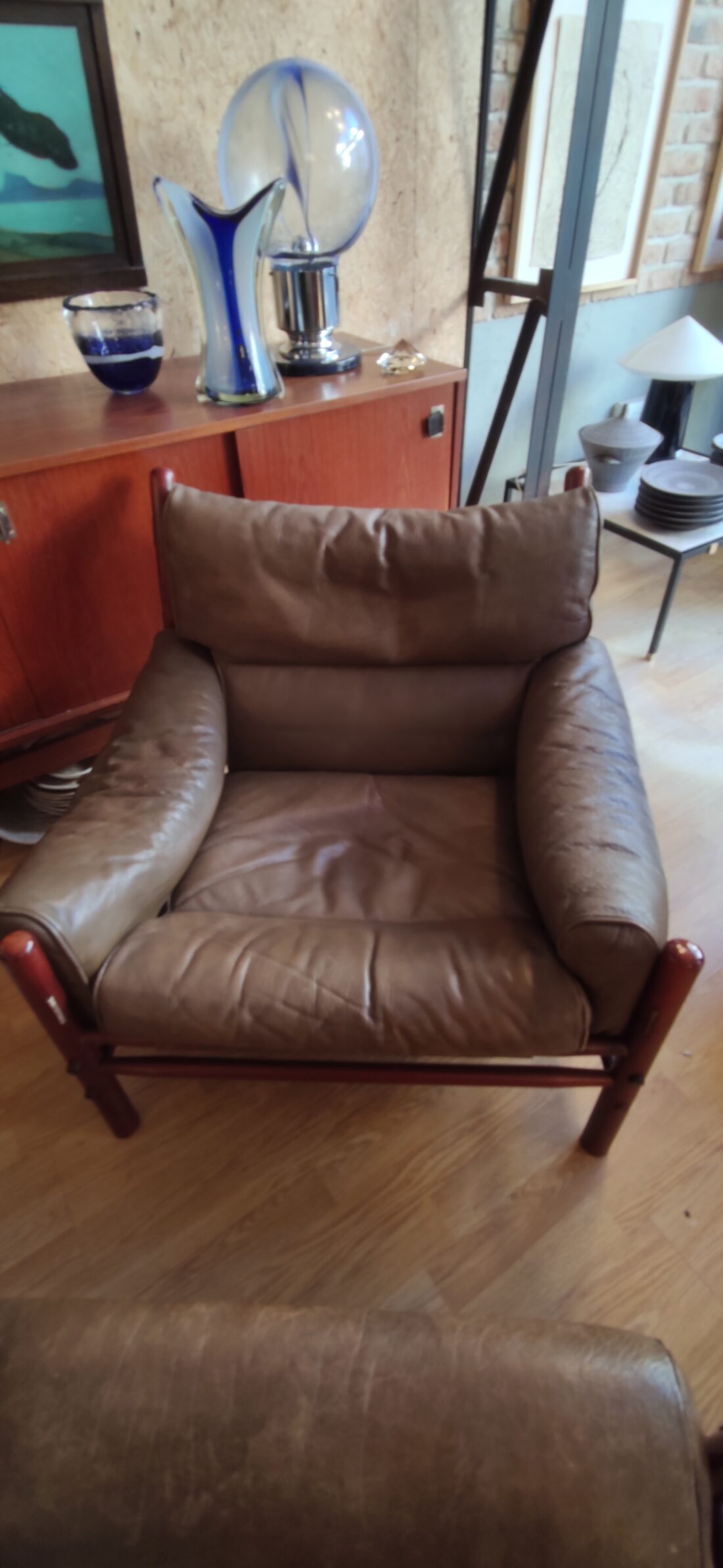Fauteuil Ilona avec ottoman, Arne Norell, design scandinave, cuir brun, Suède, années 70