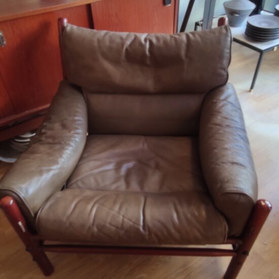 Fauteuil Ilona avec ottoman, Arne Norell, design scandinave, cuir brun, Suède, années 70