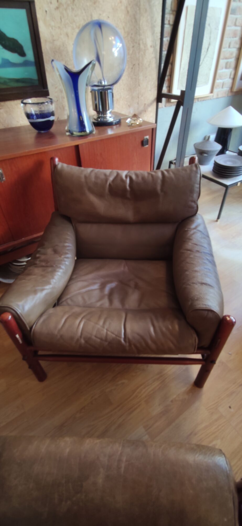 Fauteuil Ilona avec ottoman, Arne Norell, design scandinave, cuir brun, Suède, années 70