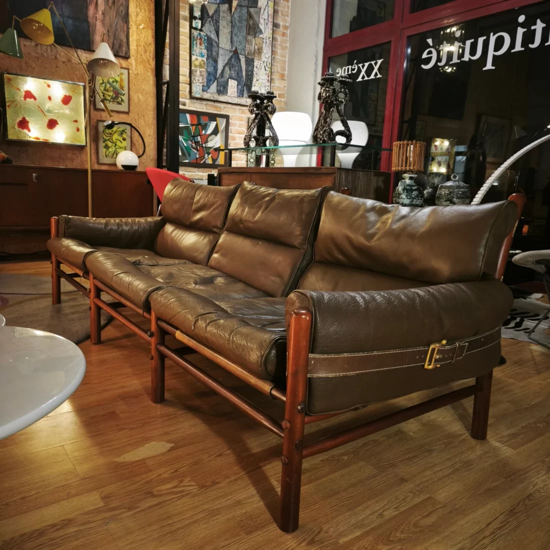 Canapé Kontiki Arne Norell cuir et bois, design scandinave années 60, sofa vintage en cuir