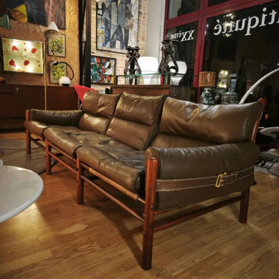 Canapé Kontiki Arne Norell cuir et bois, design scandinave années 60, sofa vintage en cuir
