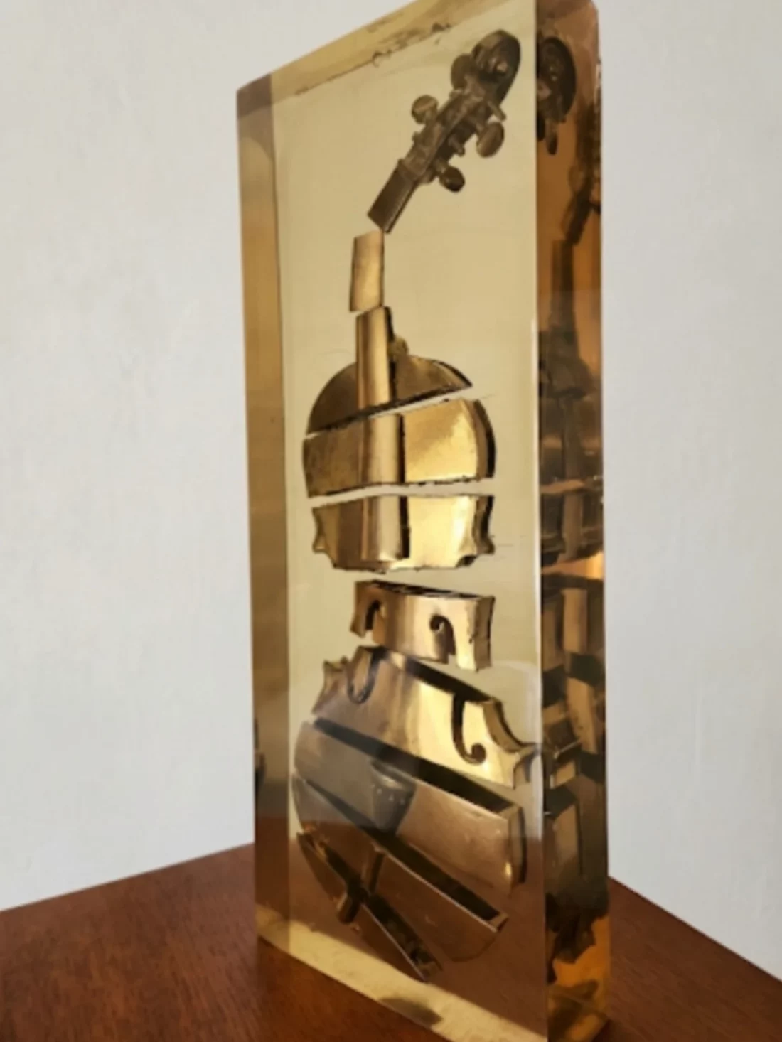 Violon fragmenté dans résine