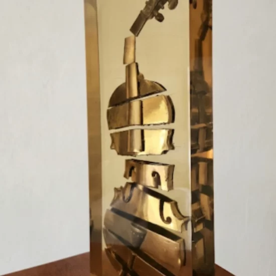 Violon fragmenté dans résine